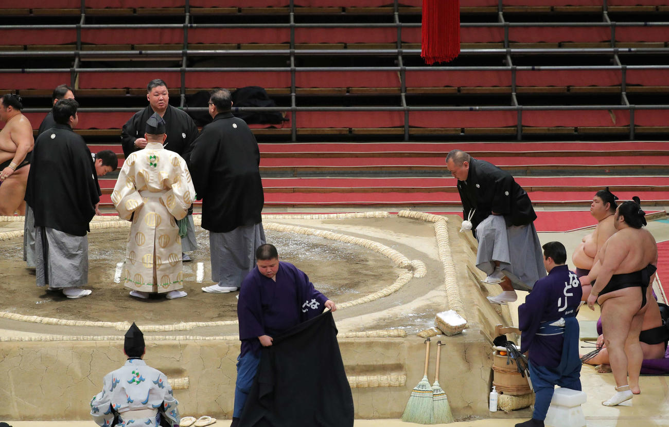 千代鳳（右）と衝突し、遅れて協議判定のため土俵に上がる審判の浦風親方（右から4人目）（撮影・河田真司）