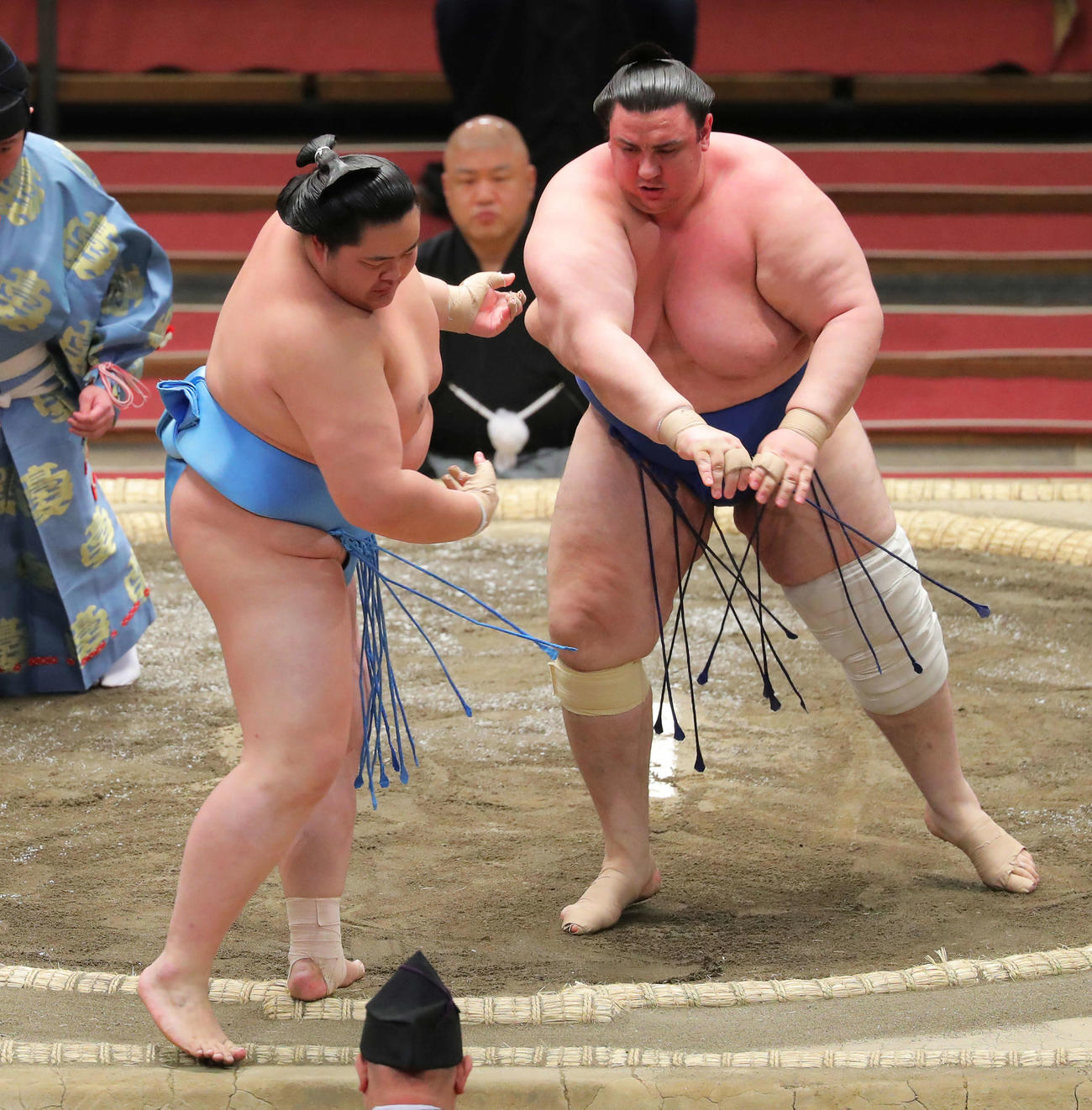 琴ノ若（左）を突き出しで破る碧山（撮影・河田真司）