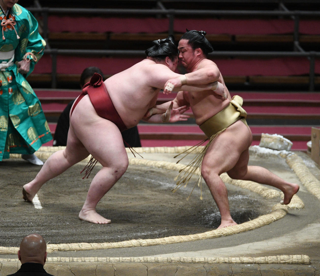 隆の勝が押し出しで石浦を破る（撮影・渦原淳）