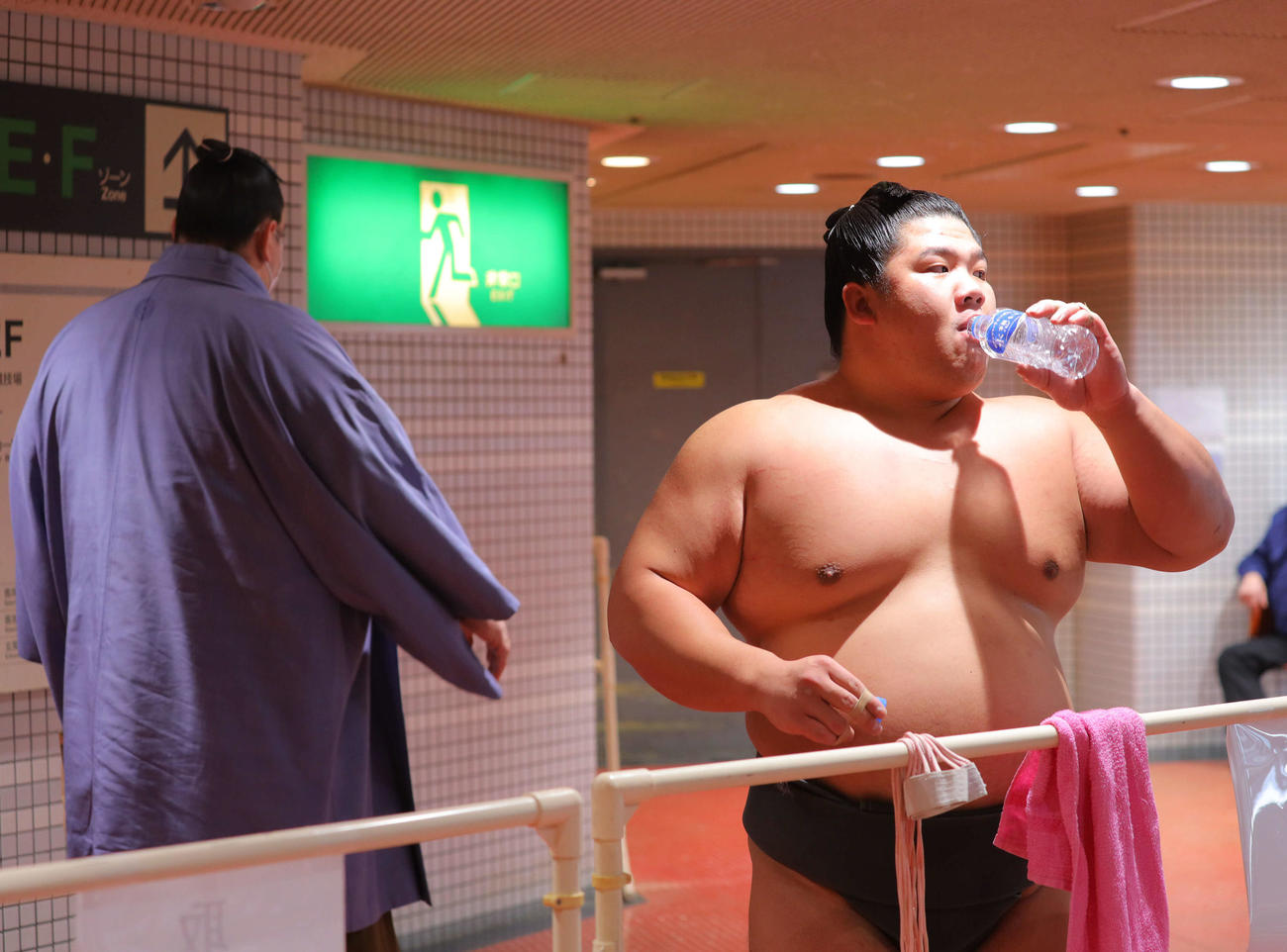 支度部屋に向かう碧山（左）と記者の質問に答える宇良（撮影・河田真司）
