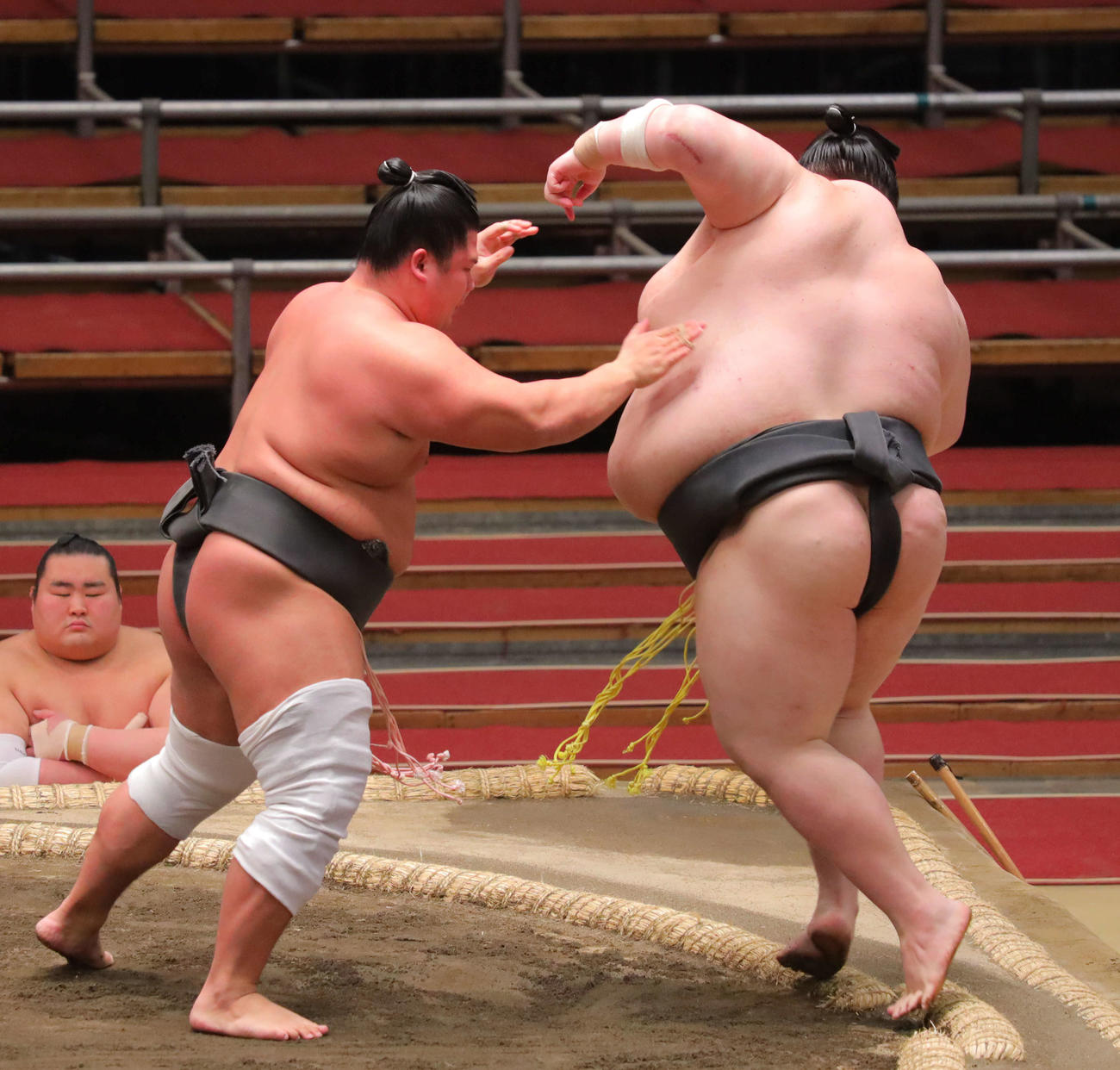 安芸乃山（右）を押し出しで破る宇良（撮影・河田真司）