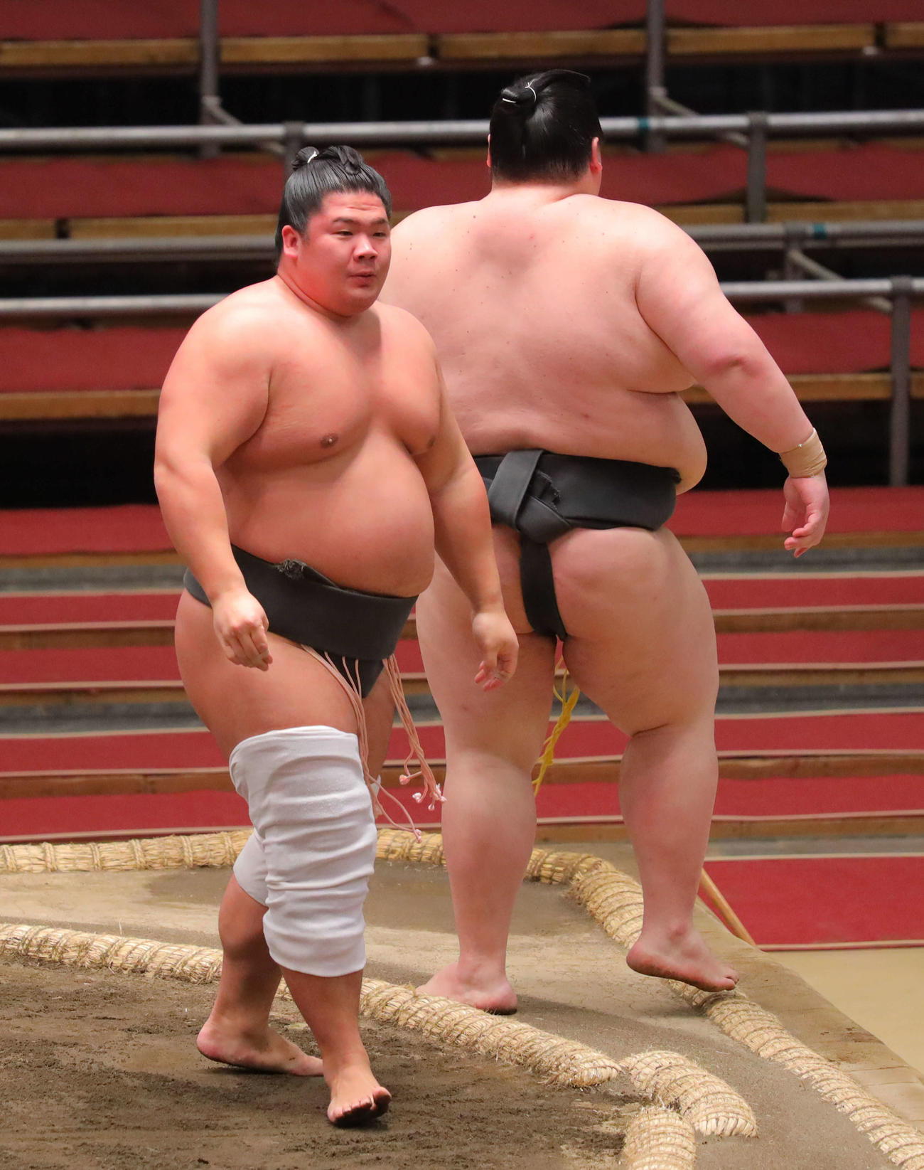 安芸乃山（右）を押し出しで破る宇良（撮影・河田真司）