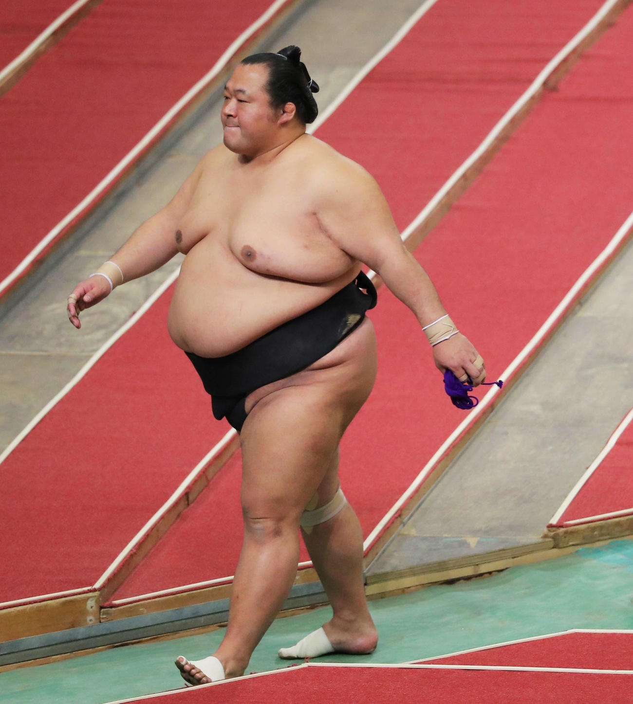 千代鳳に敗れ、肩を落とし花道から引き揚げる豊ノ島（撮影・河田真司）