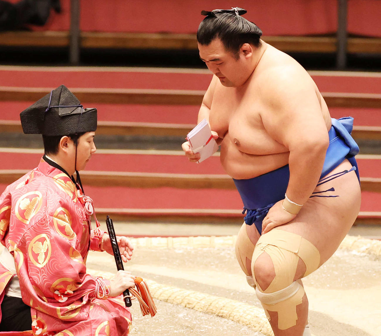 懸賞金を受け取る琴奨菊（撮影・清水貴仁）