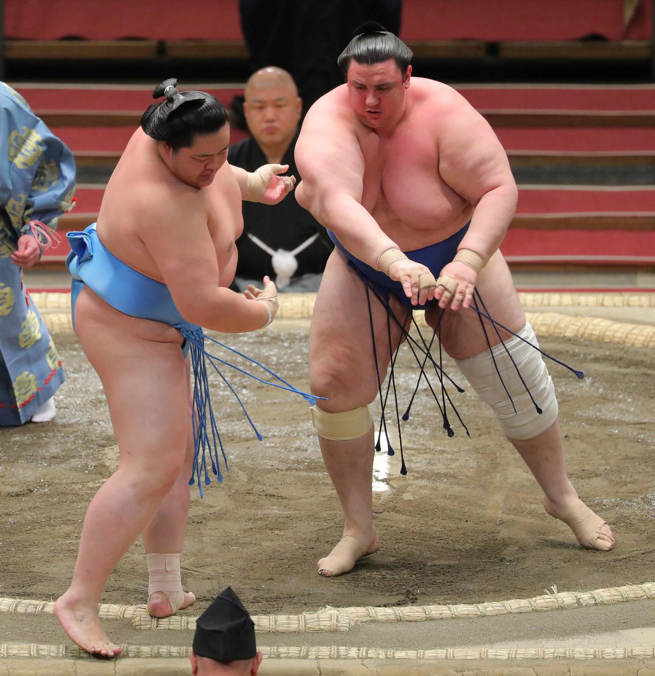 琴ノ若（左）を突き出しで破り1敗をキープする碧山（撮影・河田真司）