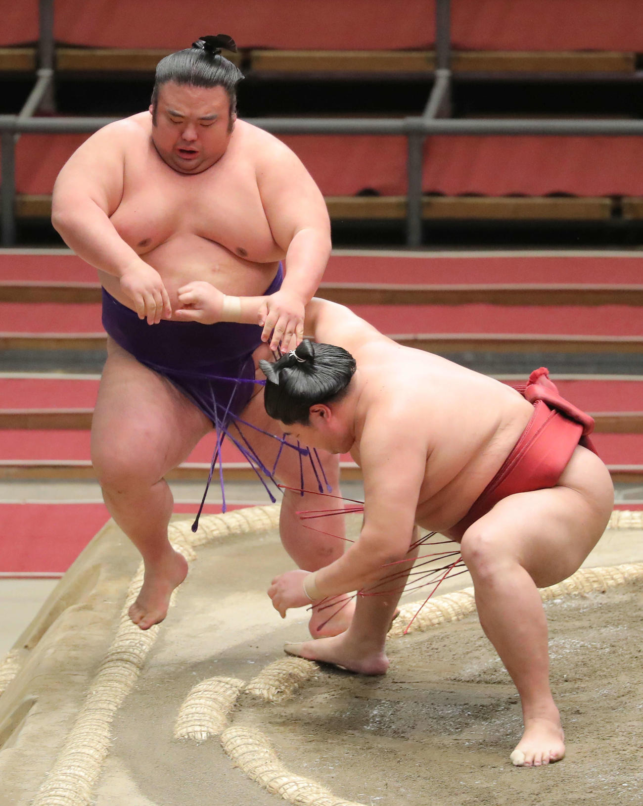 阿炎（右）に押し出しで敗れる貴景勝（撮影・河田真司）