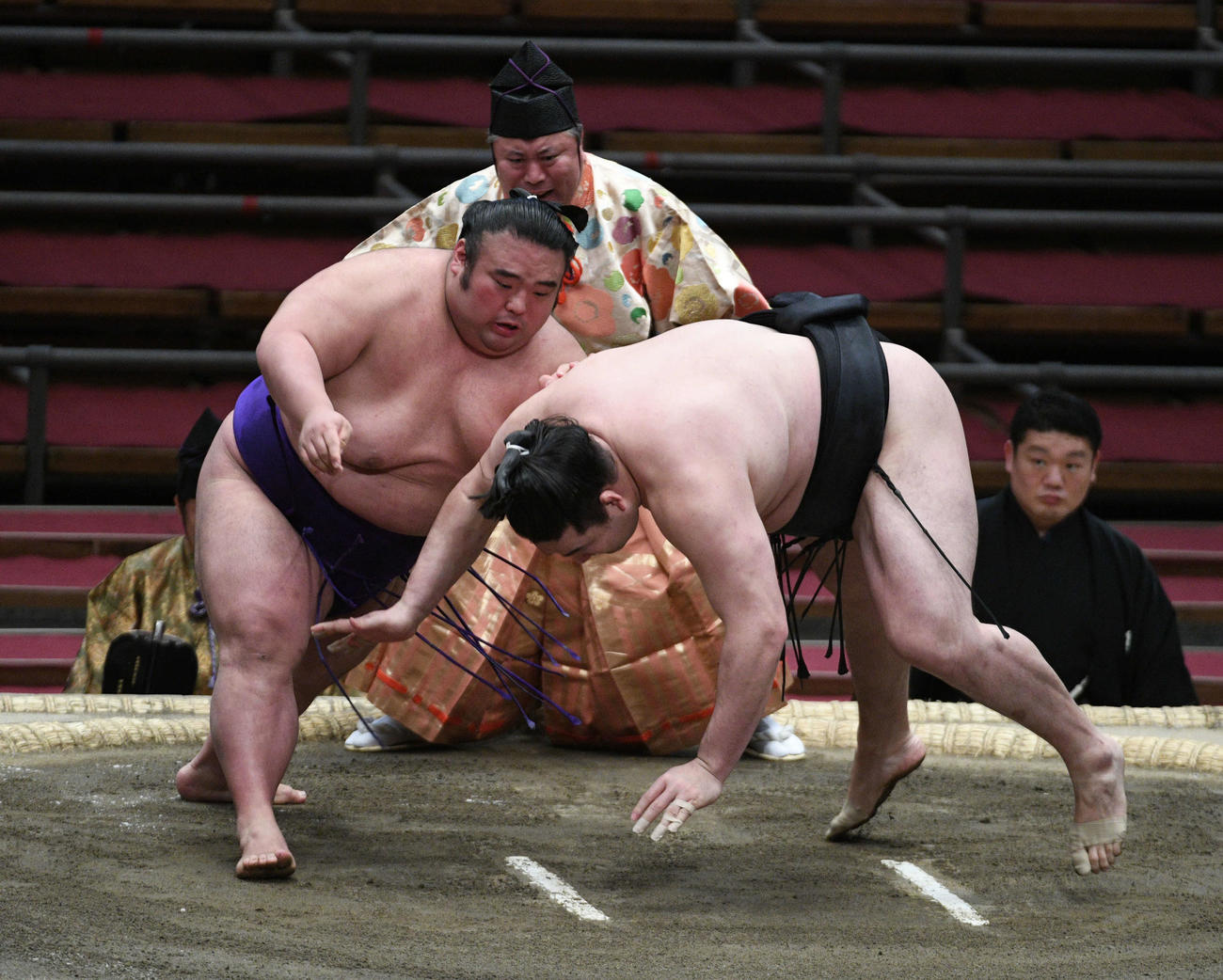 貴景勝が突き落としで竜電を破る（撮影・渦原淳）