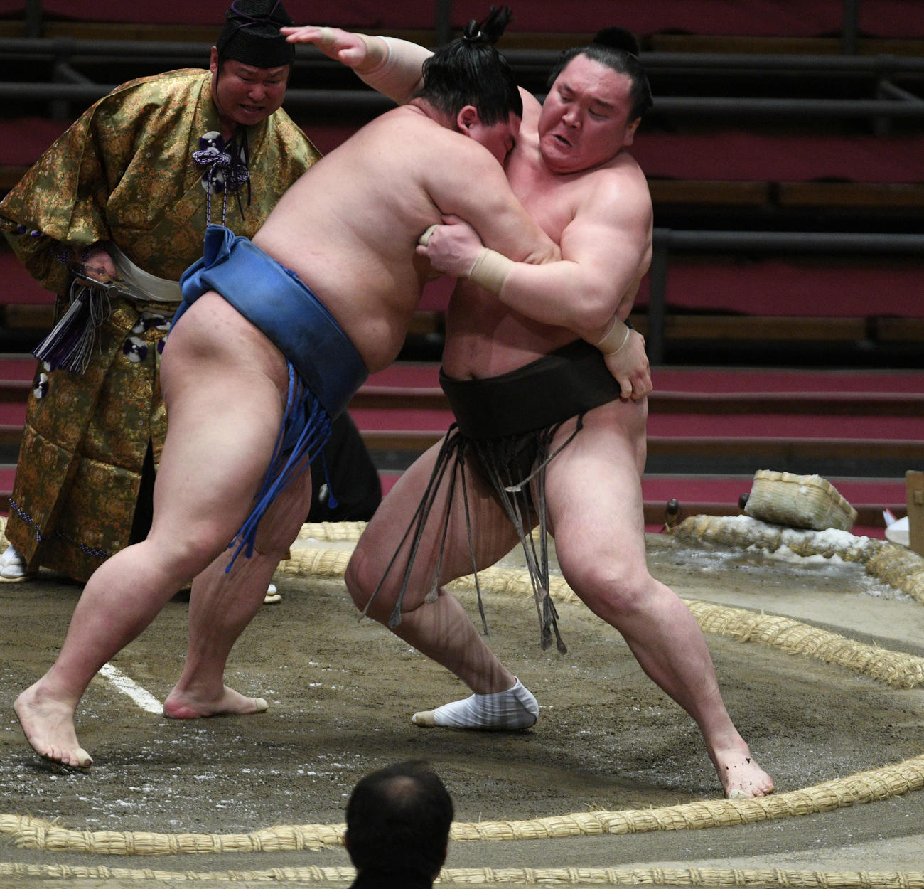 正代の寄り切りに敗れる白鵬（右）（撮影・渦原淳）