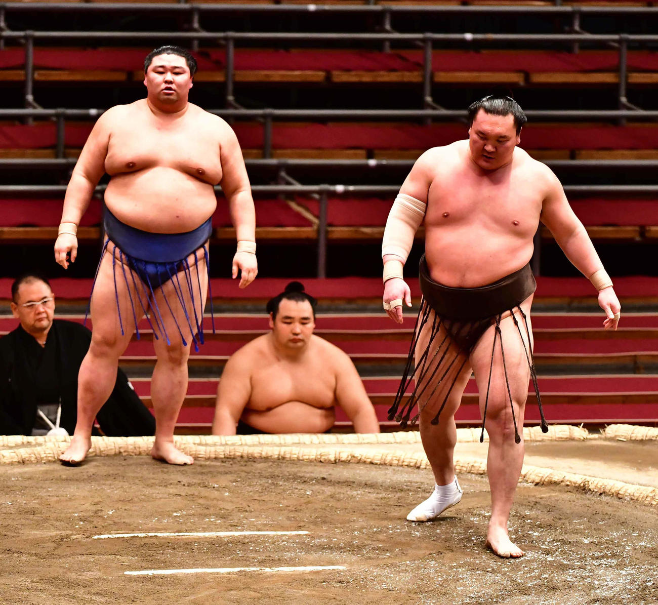 白鵬（右）は正代に寄り切りで敗れる。中央下は鶴竜（撮影・小沢裕）