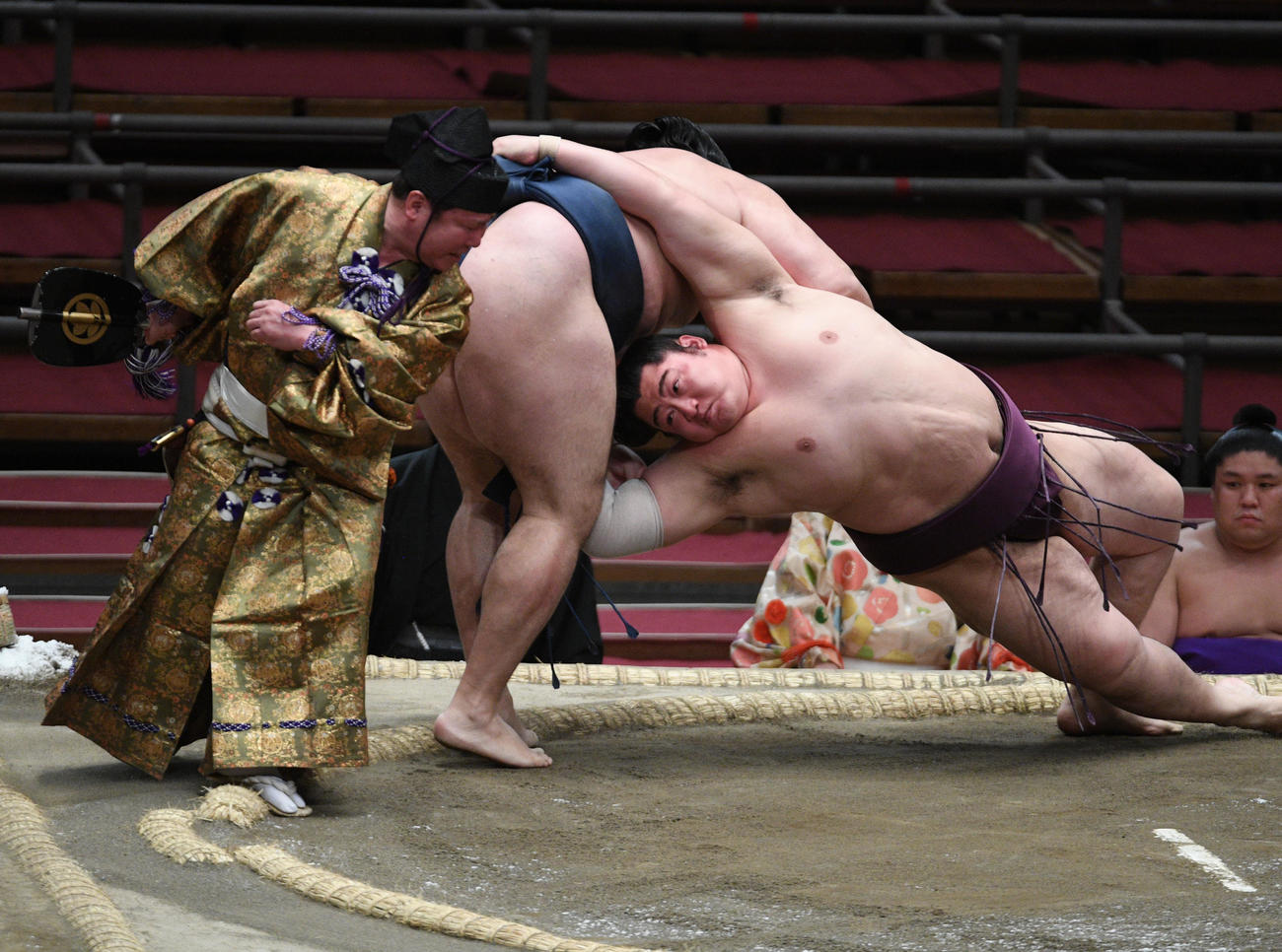鶴竜の上手投げに敗れる遠藤（撮影・渦原淳）
