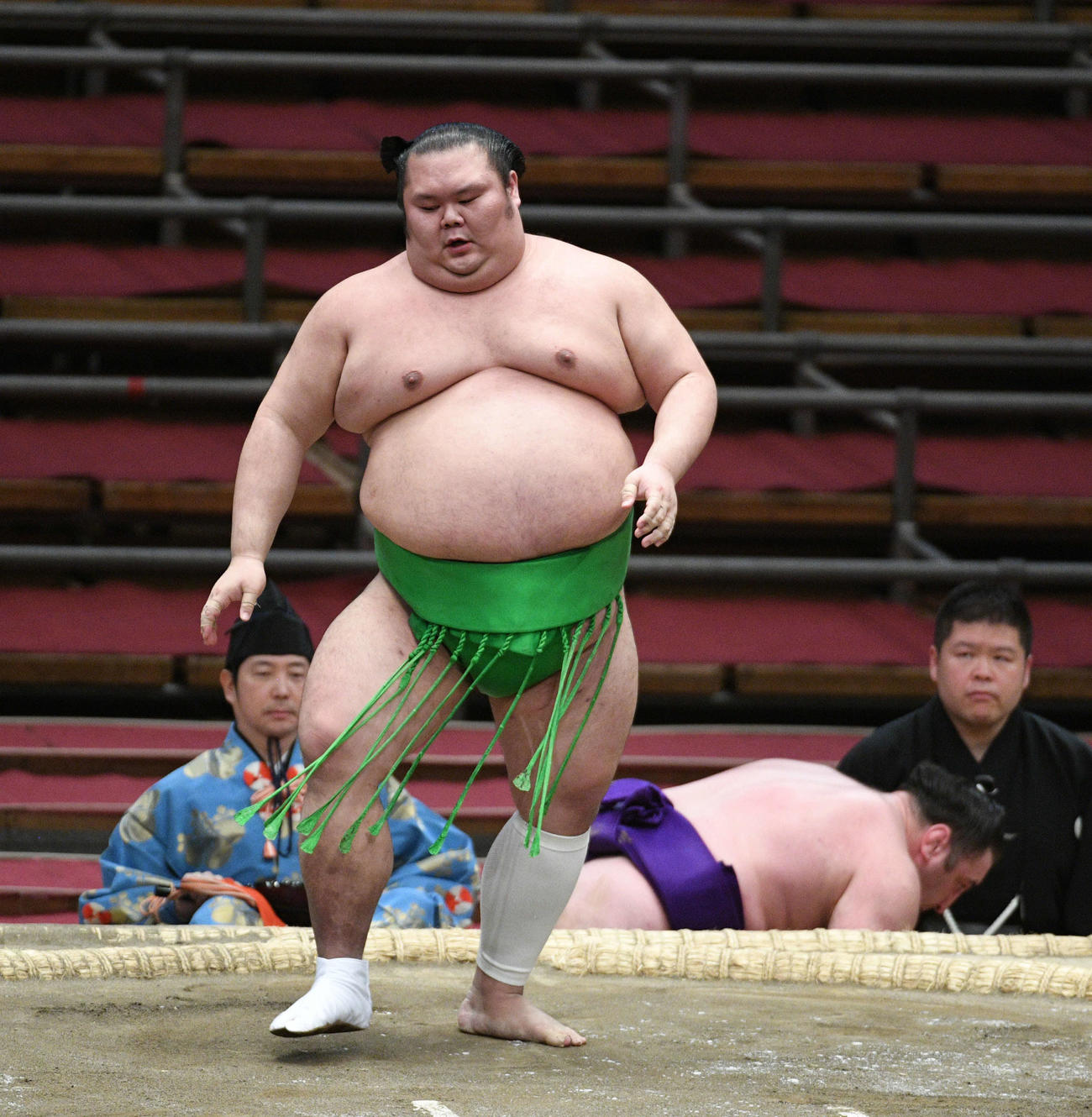 千代丸が突き落としで栃ノ心を破った（撮影・渦原淳）
