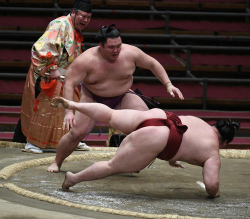 朝乃山が押し倒しで隆の勝を破る（撮影・渦原淳）