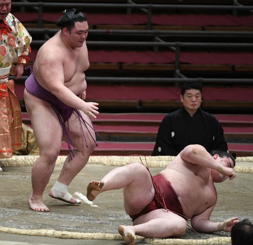朝乃山が押し倒しで隆の勝を破った（撮影・渦原淳）