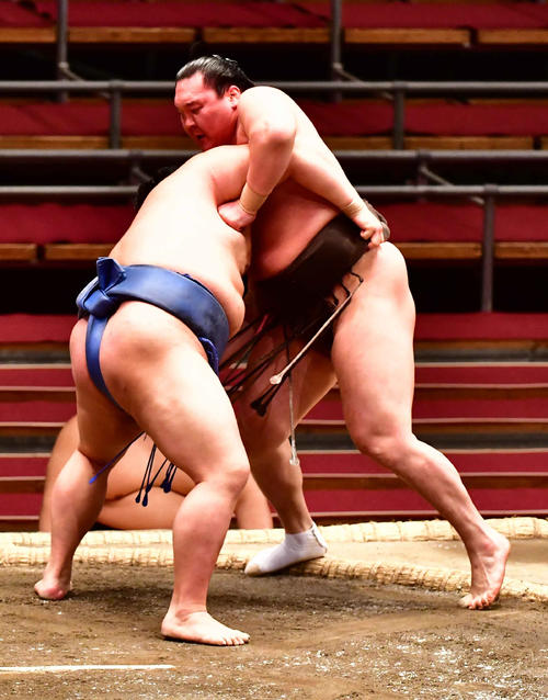 白鵬（右）は正代に寄り切りで敗れる（撮影・小沢裕）