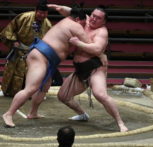 正代の寄り切りに敗れる白鵬（右）（撮影・渦原淳）