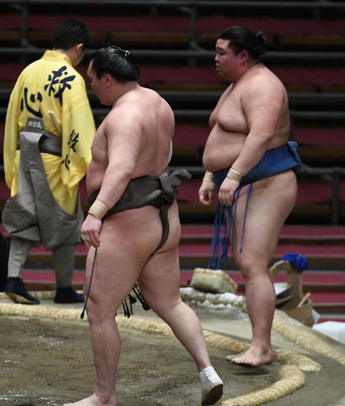 白鵬を寄り切りで破った正代（右）（撮影・渦原淳）