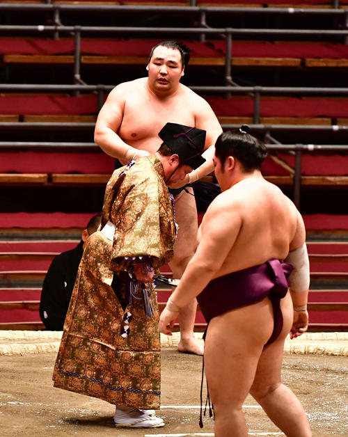 鶴竜は遠藤右を上手投げで下す（撮影・小沢裕）