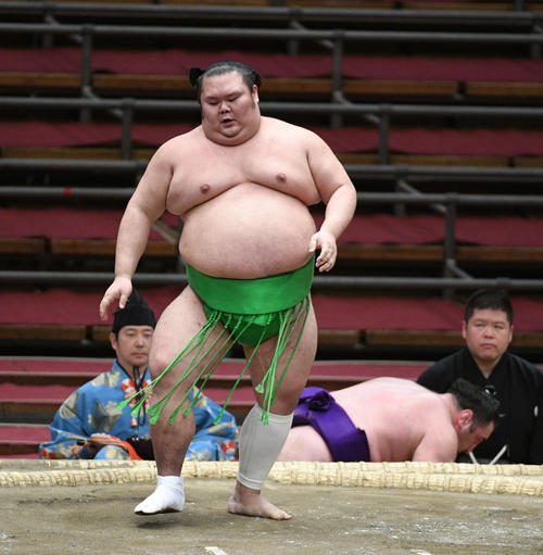 千代丸が突き落としで栃ノ心を破った（撮影・渦原淳）