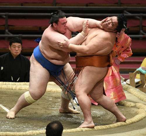碧山が激しく御嶽海を攻める（撮影・渦原淳）