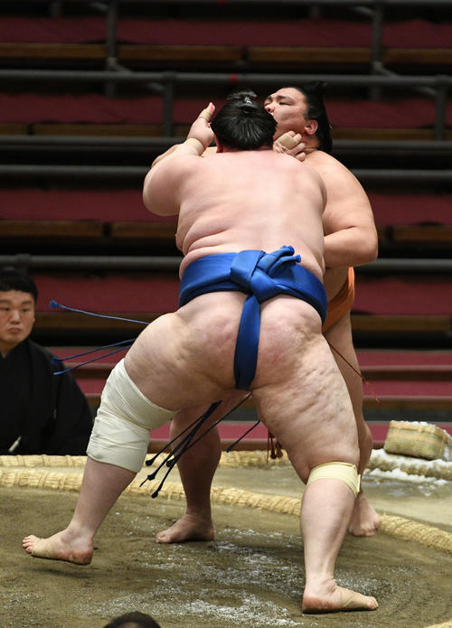 碧山が押し出しで御嶽海を破る（撮影・渦原淳）