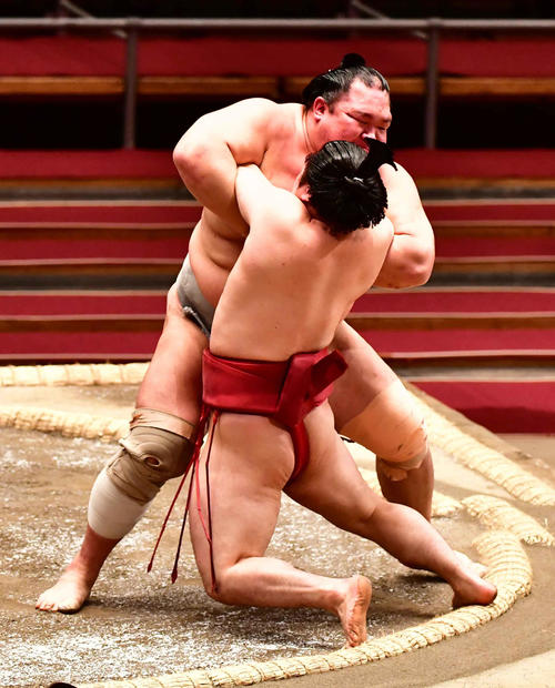 北勝富士（左）は炎鵬をきめ倒しで下す（撮影・小沢裕）