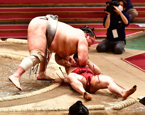 北勝富士（左）は炎鵬をきめ倒しで下す（撮影・小沢裕）