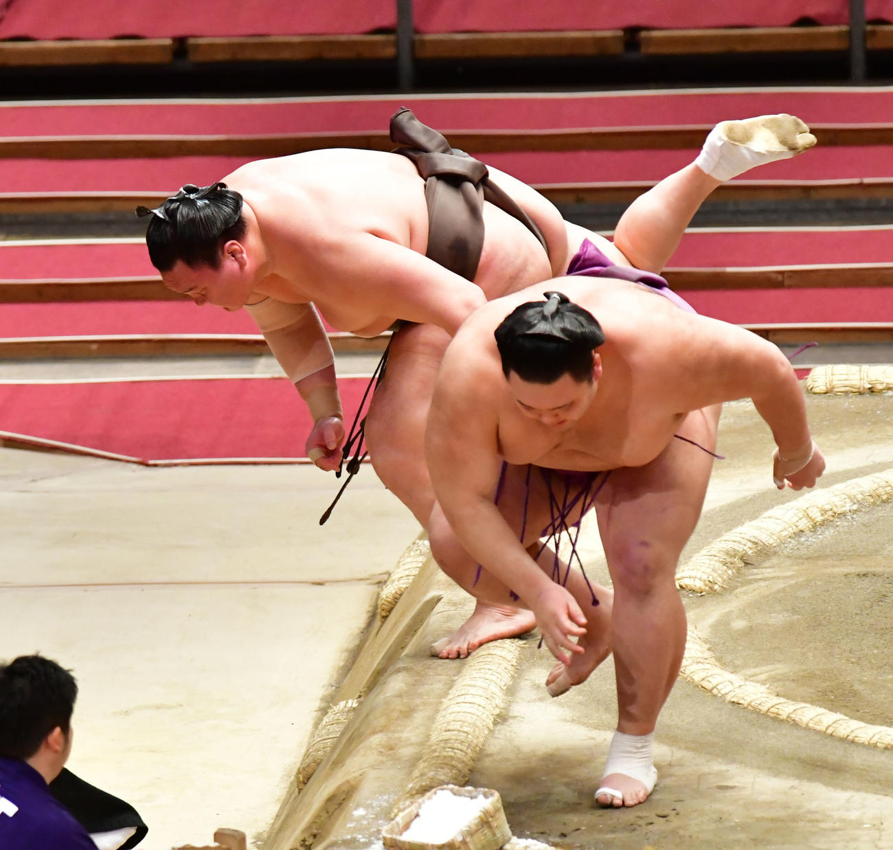 白鵬（左）が押し出しで朝乃山を下した（撮影・外山鉄司）