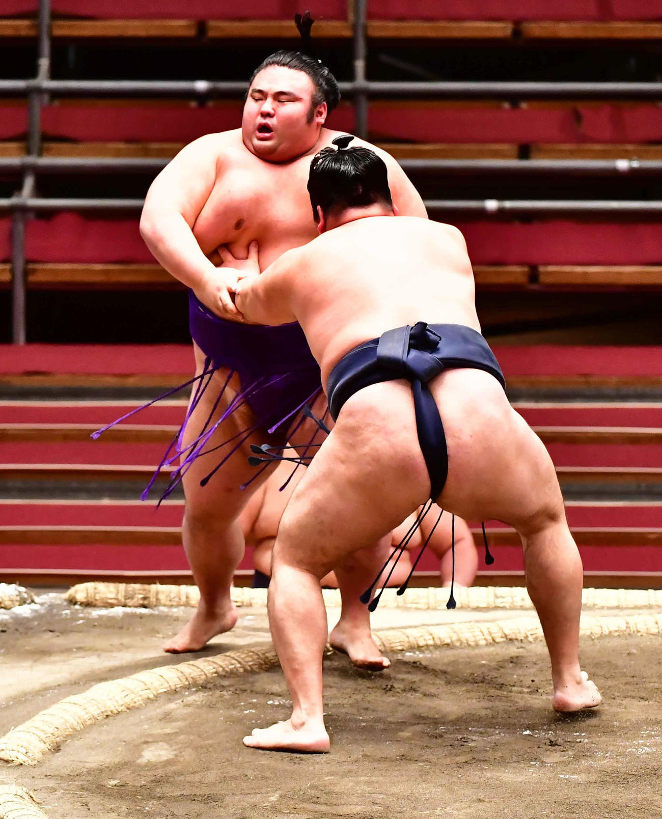 鶴竜（右）は貴景勝を寄り切りで下す（撮影・小沢裕）