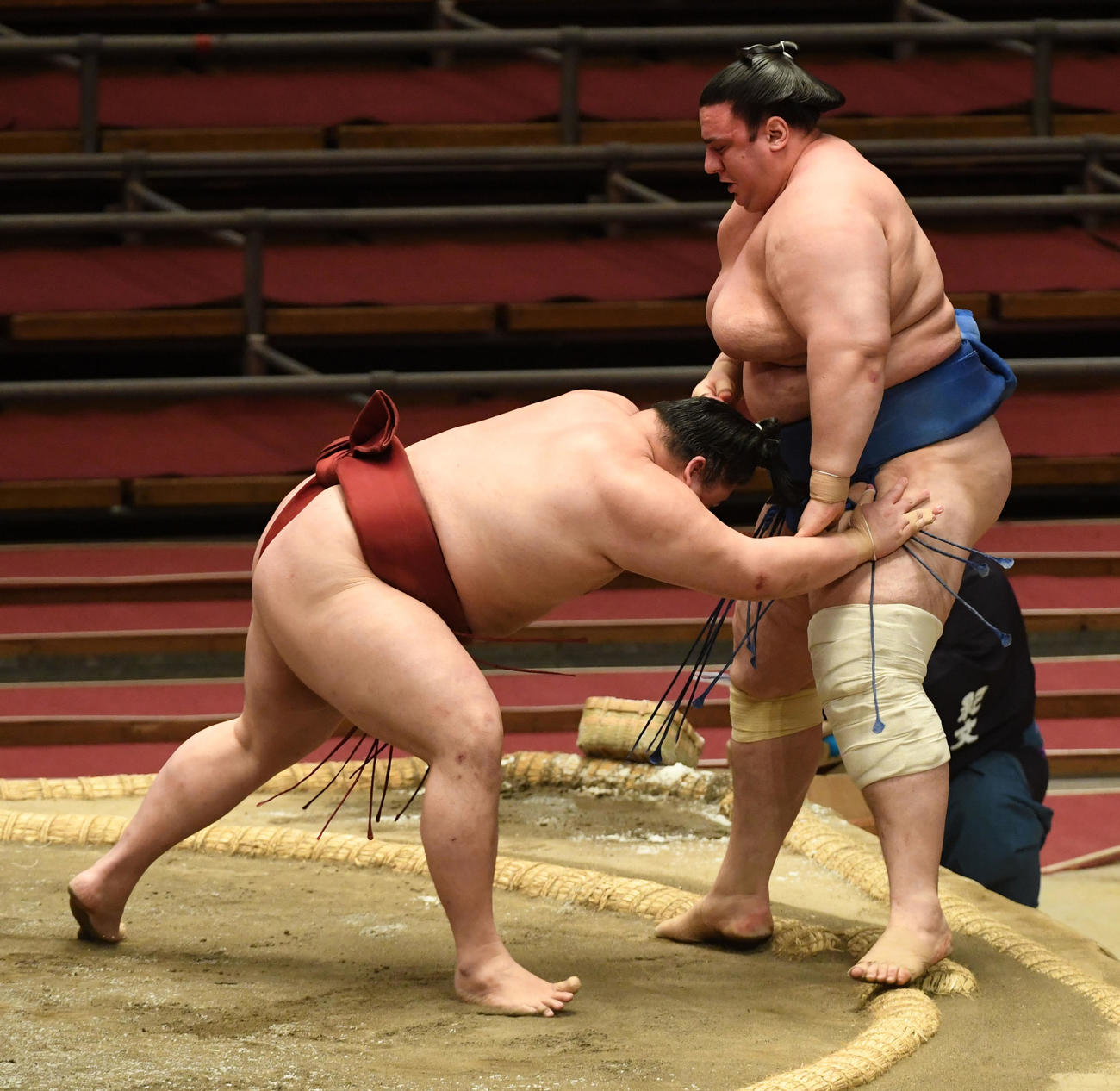 碧山（右）は隆の勝に押し出しで敗れる（撮影・前岡正明）