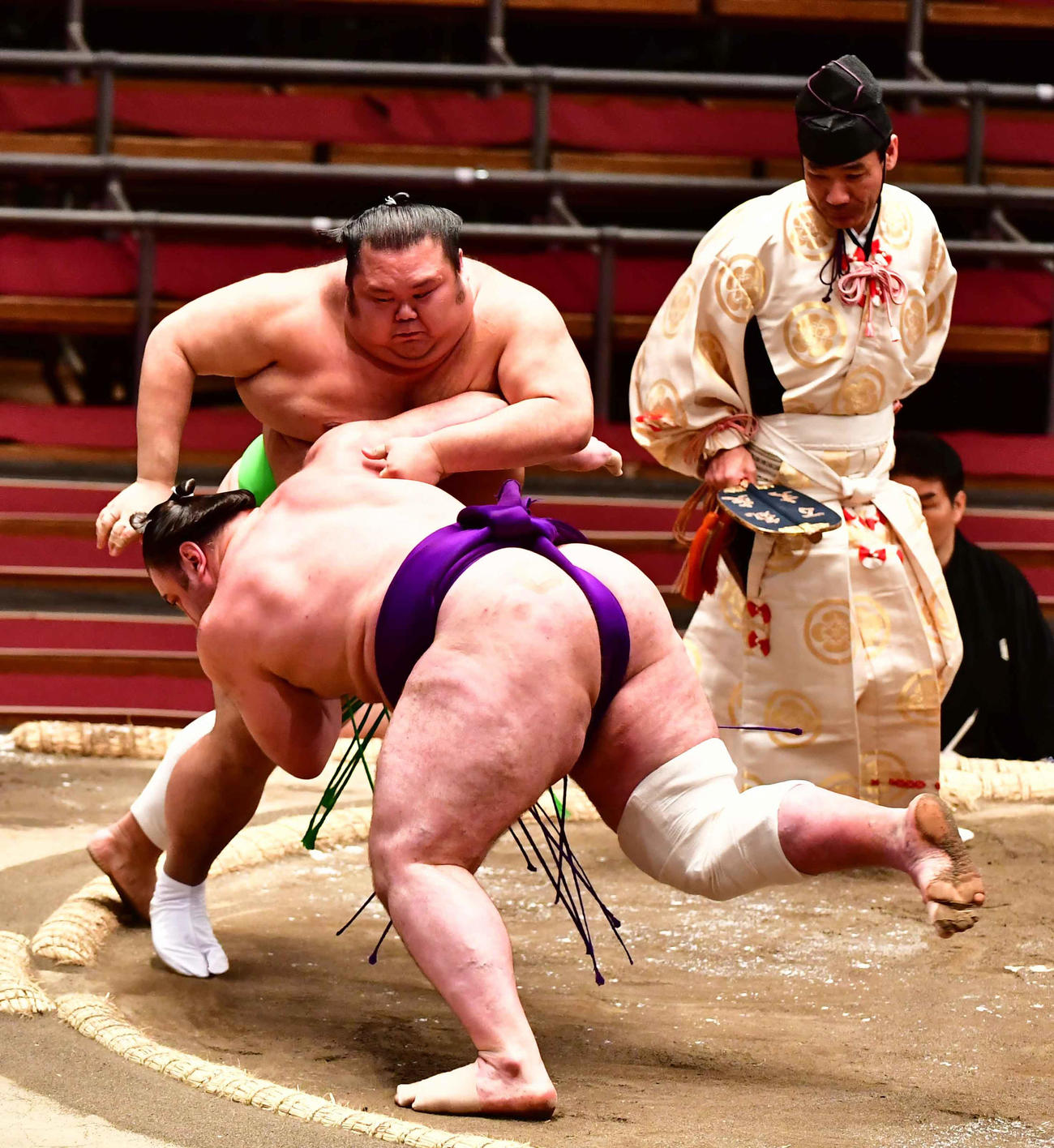 千代丸は栃ノ心（手前）を引き落としで下す（撮影・小沢裕）
