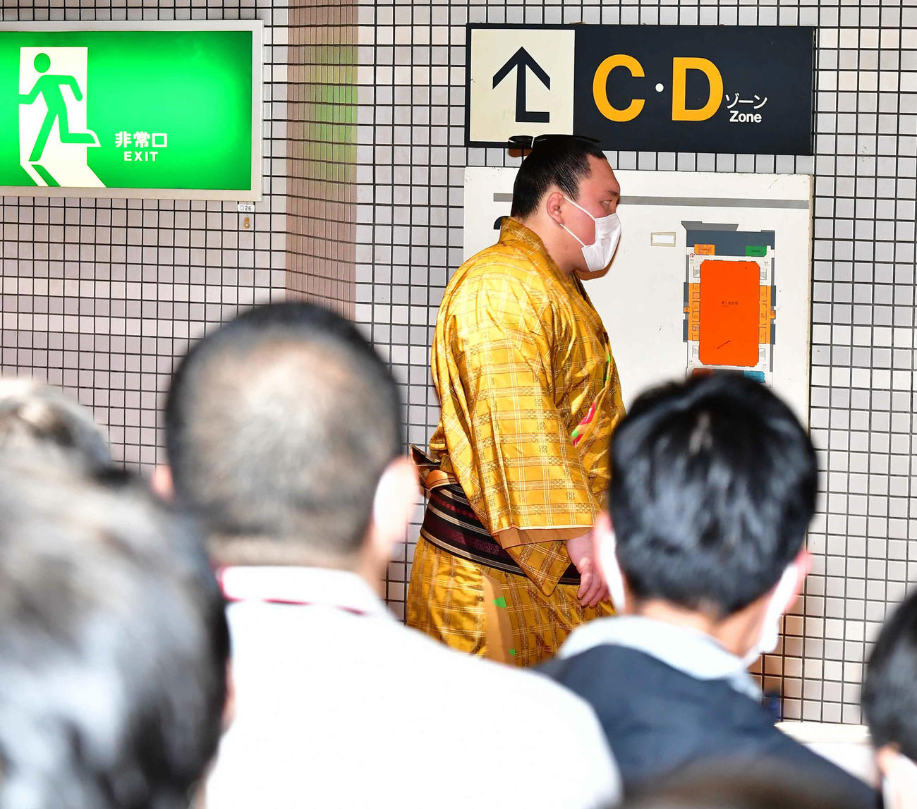 2敗目を喫した白鵬は無言で報道陣の前を引き揚げる（撮影・小沢裕）