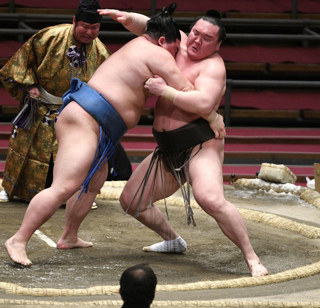 正代（左）に寄り切りで敗れる白鵬（撮影・渦原淳）