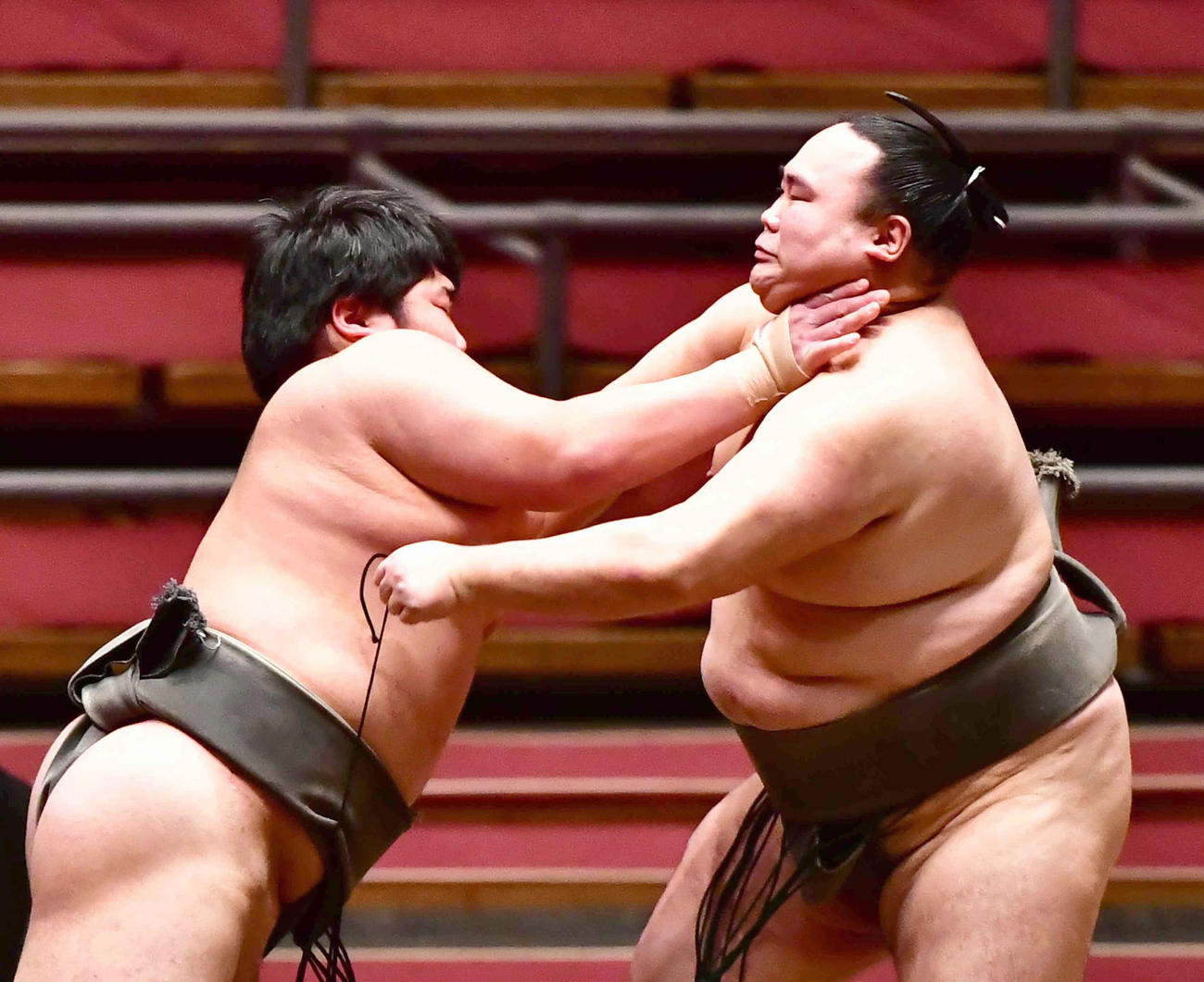 篠原（左）は石原を押し出しで下し序ノ口優勝を決める（撮影・小沢裕）