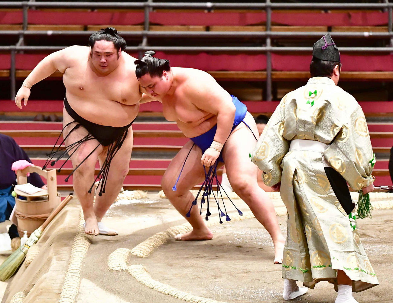 琴勝峰は千代鳳（左）を寄り切りで下す（撮影・小沢裕）