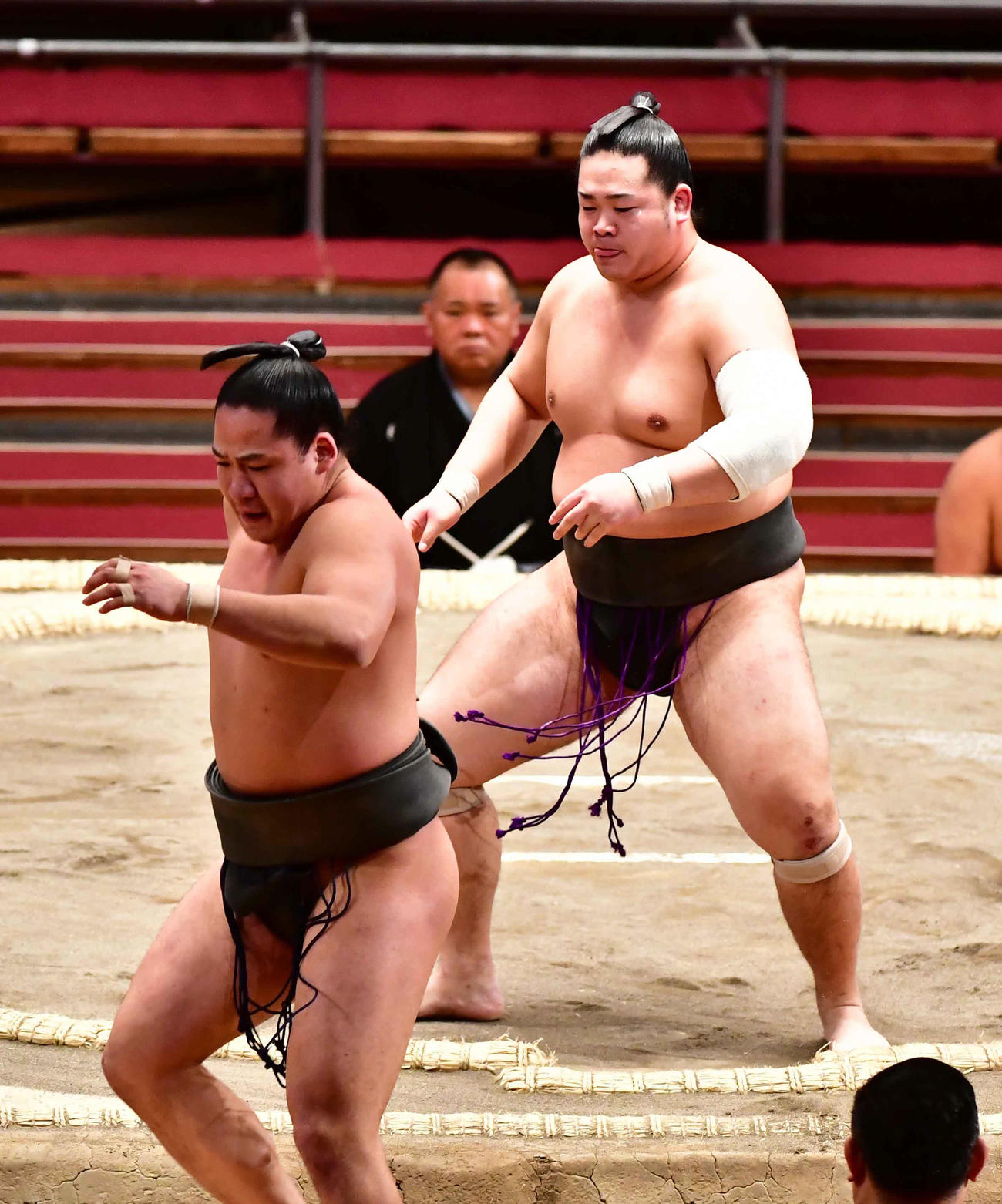 錦富士（右）は送り出しで旭蒼天を下し幕下優勝を決める（撮影・小沢裕）