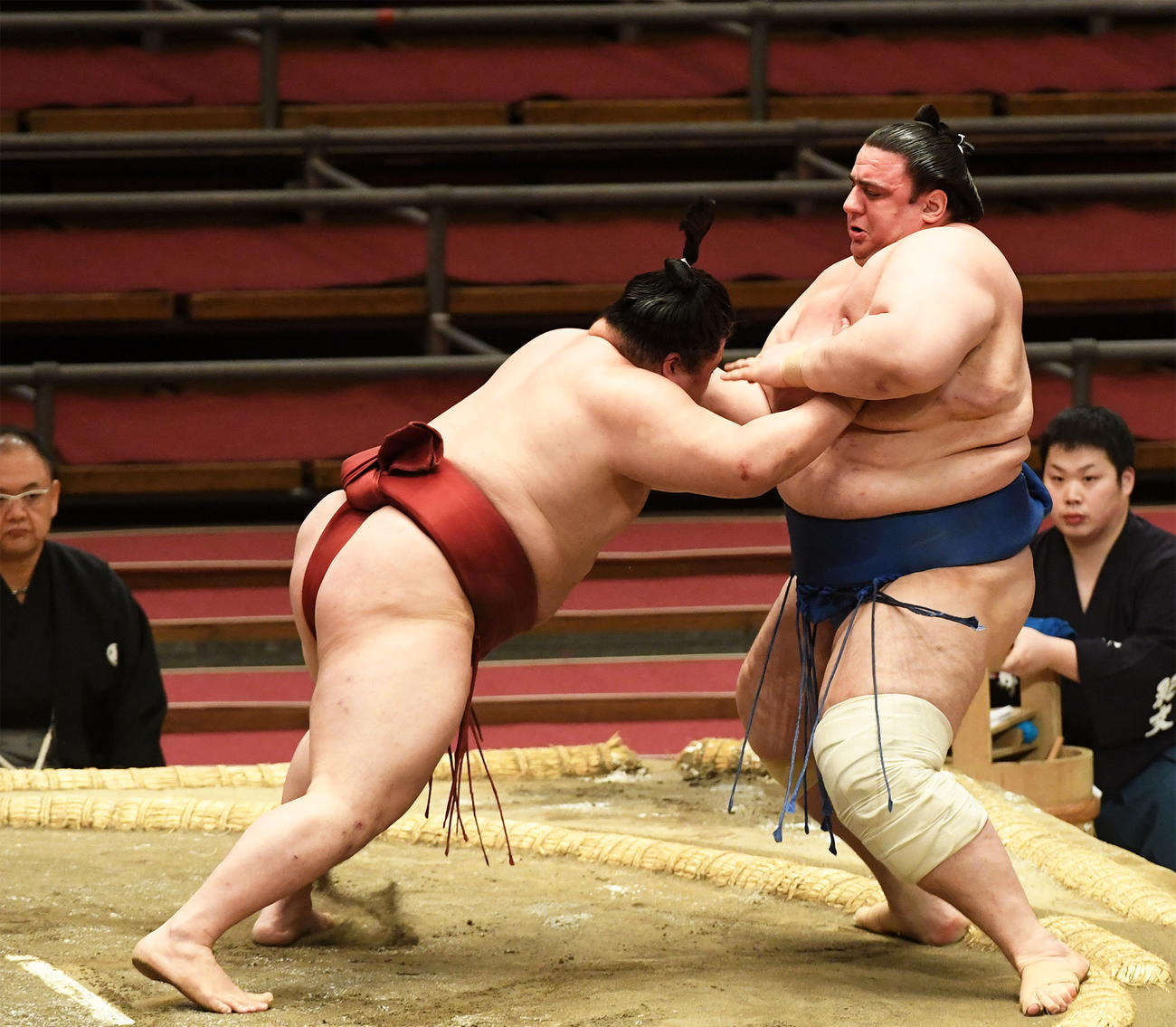 碧山（右）は隆の勝に押し出しで敗れる（撮影・前岡正明）