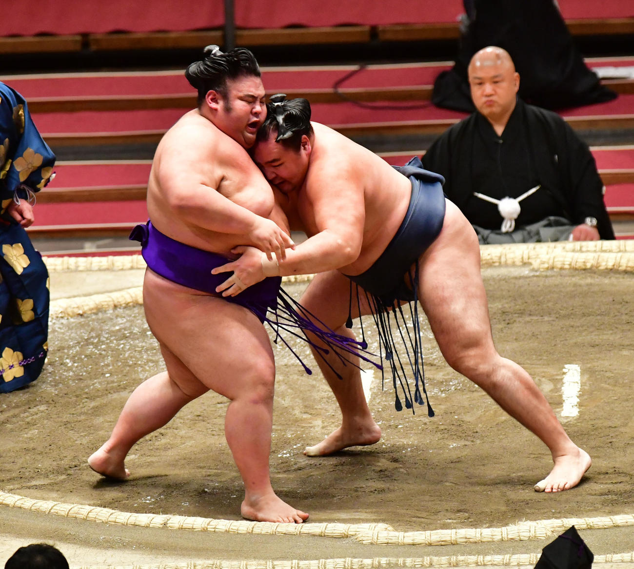 貴景勝（左）を寄り切りで下す鶴竜（撮影・外山鉄司）