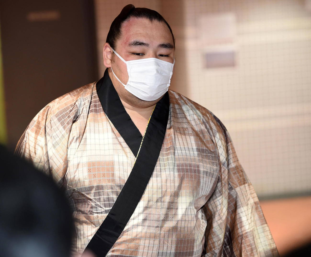 2敗を守り記者の質問に答える鶴竜（撮影・前岡正明）