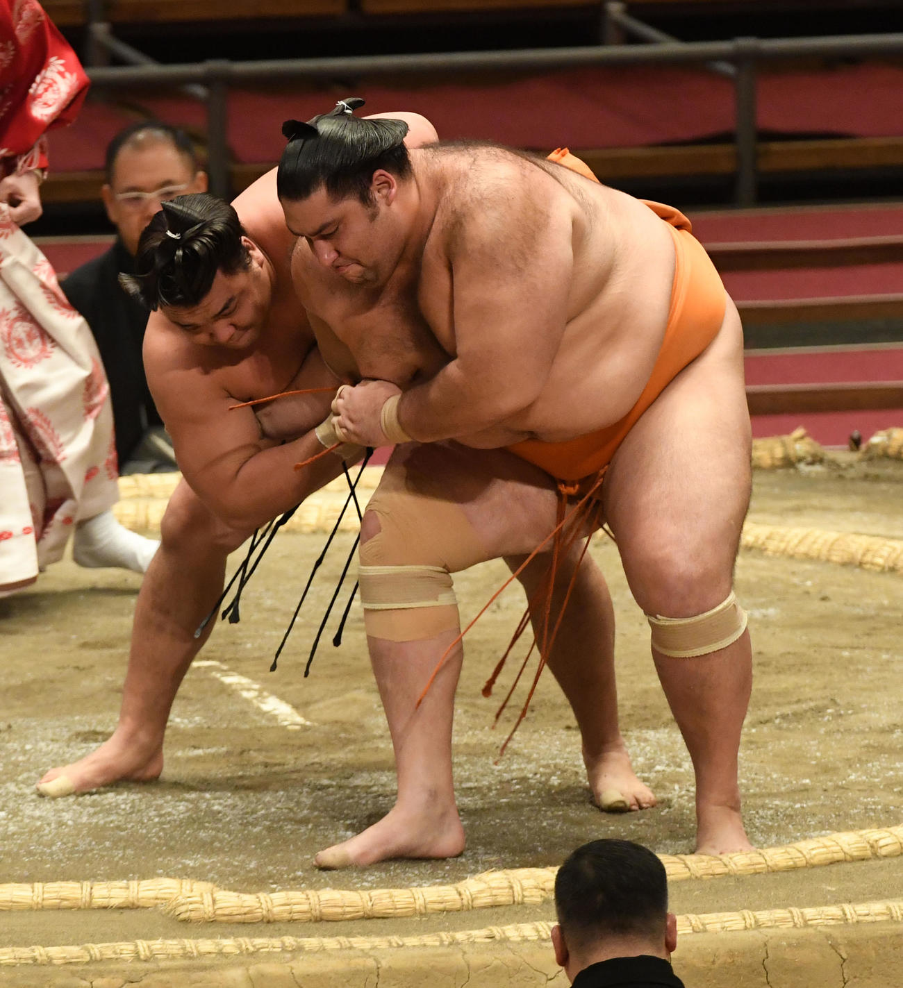 霧馬山（左）は魁聖を送り出しで破る（撮影・前岡正明）