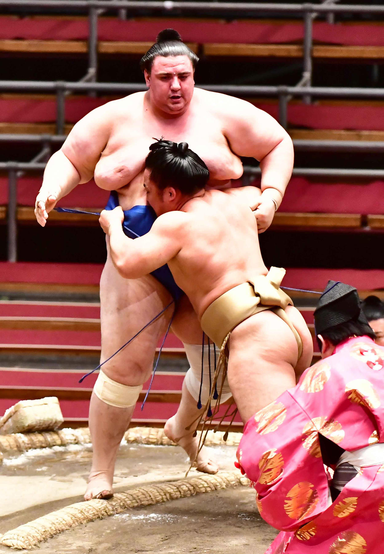 石浦（右）は碧山を寄り切りで下す（撮影・小沢裕）
