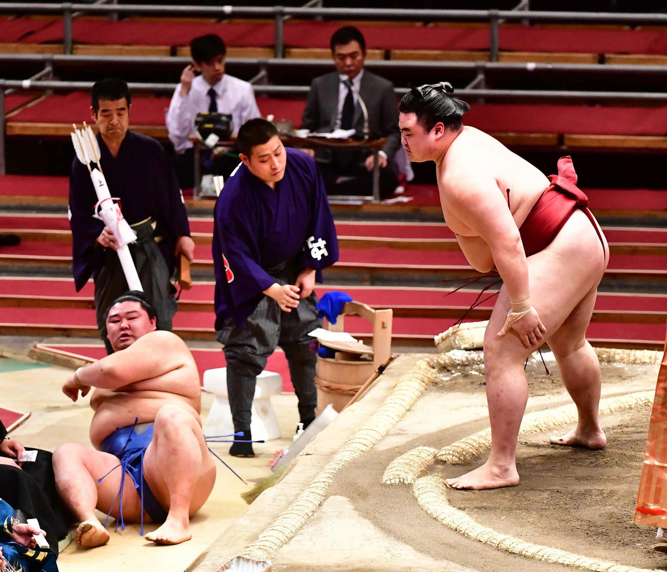 隆の勝（右）は正代を押し倒しで破る（撮影・小沢裕）