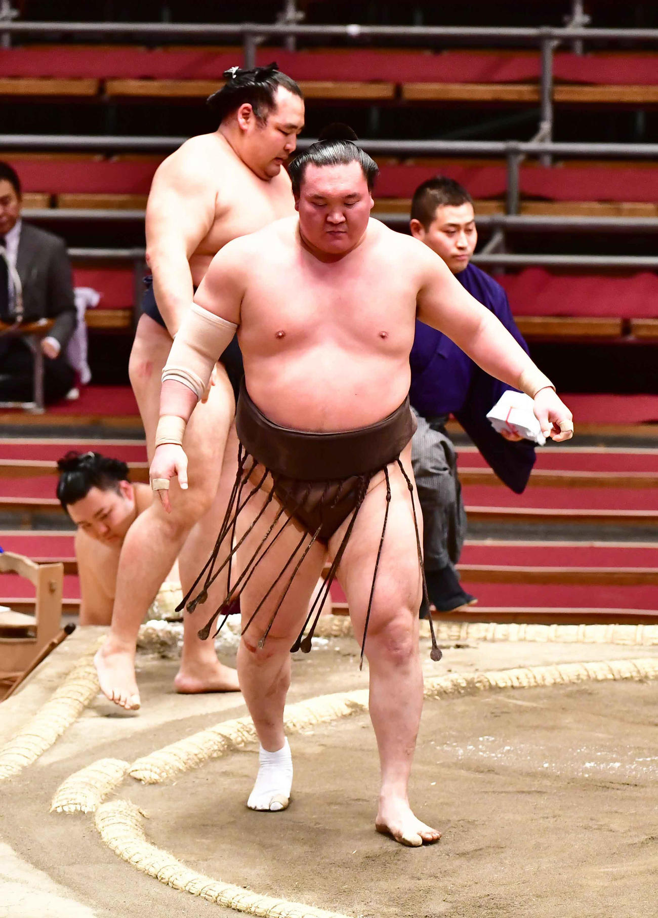 白鵬（右）は鶴竜を寄り切りで下す（撮影・小沢裕）