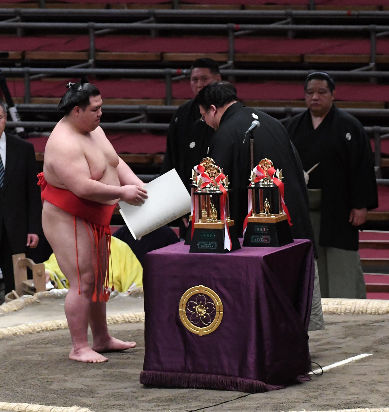 殊勲賞の表彰を受ける阿武咲（撮影・前岡正明）