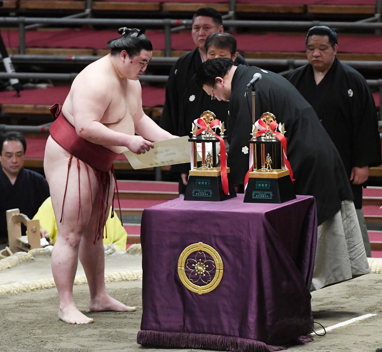 敢闘賞の表彰を受ける隆の勝（撮影・前岡正明）
