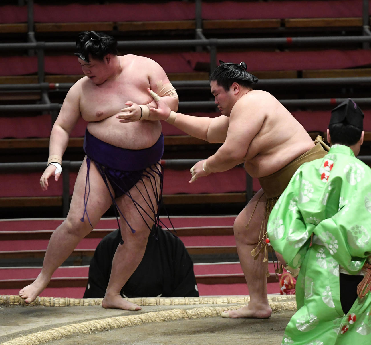 輝（右）は明生を突き出しで破る（撮影・前岡正明）