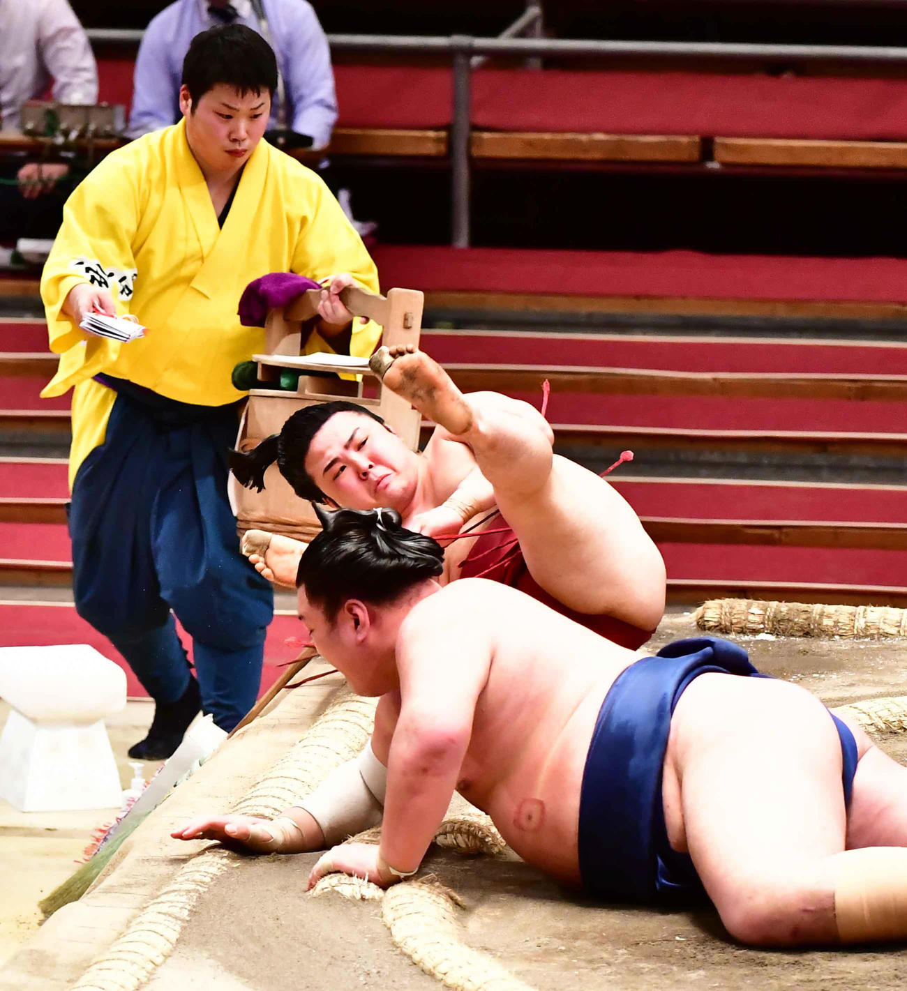 炎鵬は勢（手前）を下手投げで下す（撮影・小沢裕）