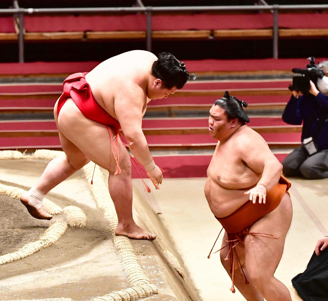 御嶽海（右）は阿武咲に押し出しで敗れる（撮影・小沢裕）