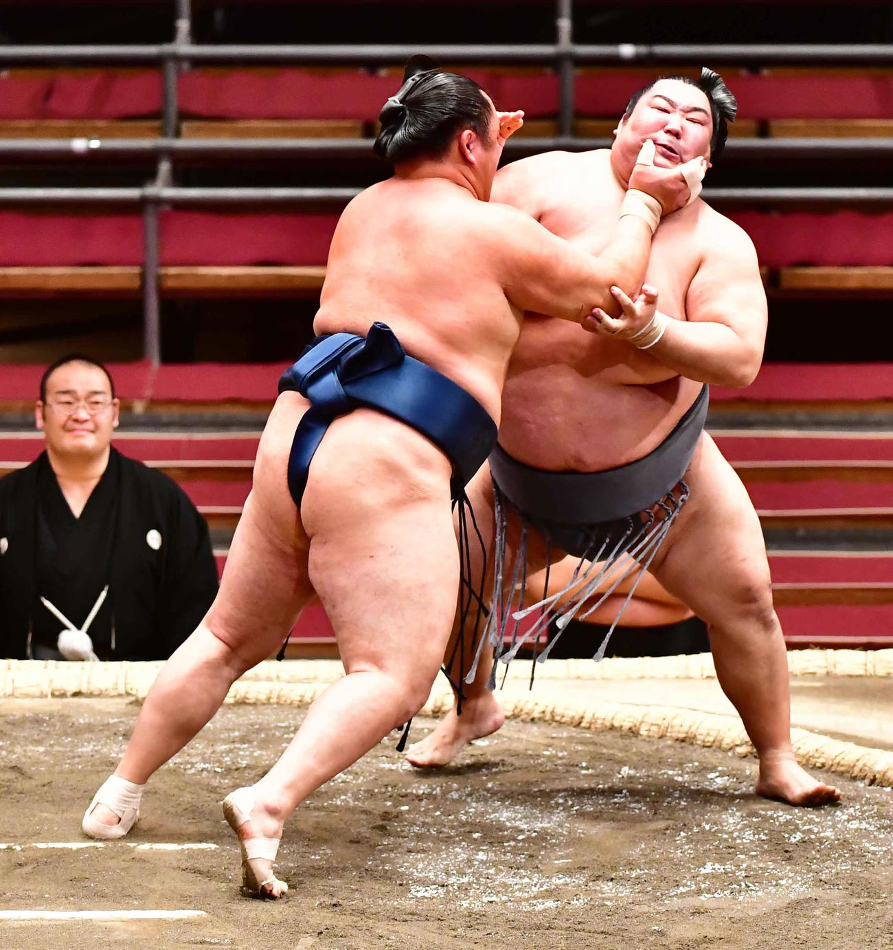 玉鷲（左）は徳勝龍を押し出しで下す（撮影・小沢裕）