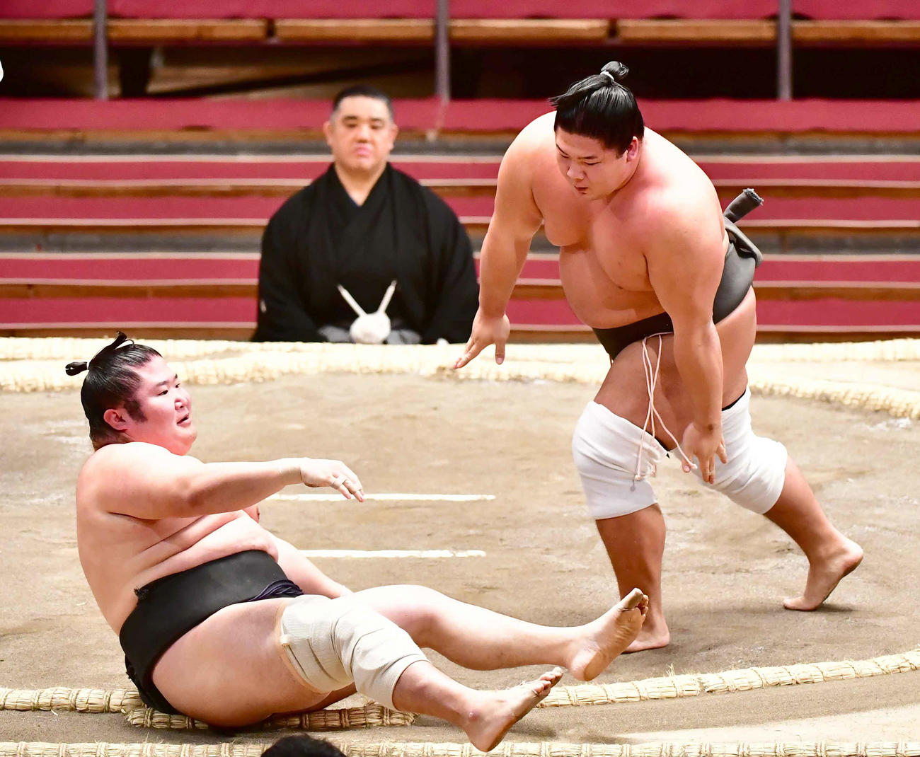 宇良（右）ははたきこみで南海力を下し三段目優勝を飾った（撮影・小沢裕）