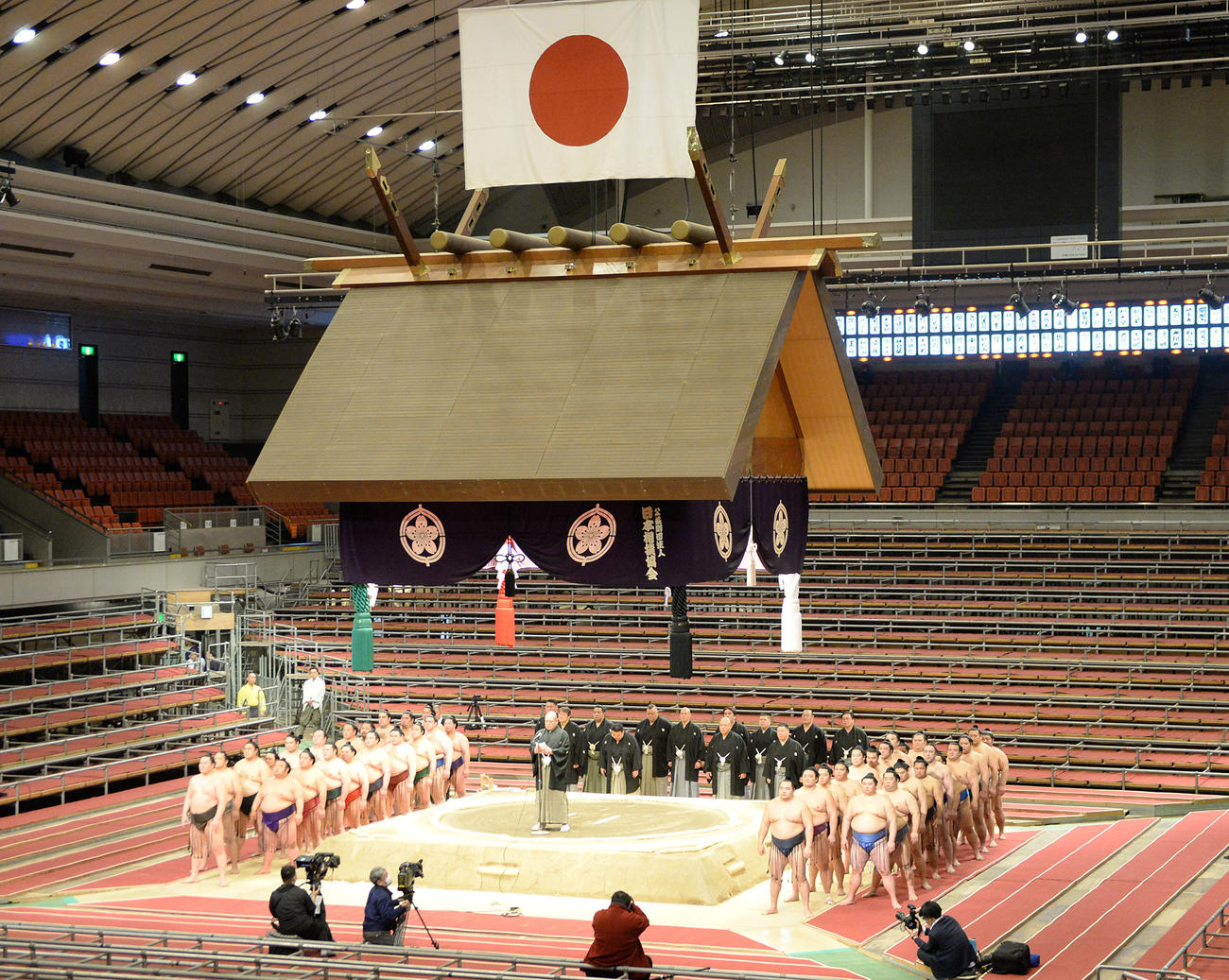無観客開催となった春場所千秋楽で協会挨拶を行う八角理事長（撮影・前岡正明）